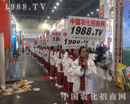金正大在第九屆中原肥料會(huì)上展位前人流絡(luò)繹不絕