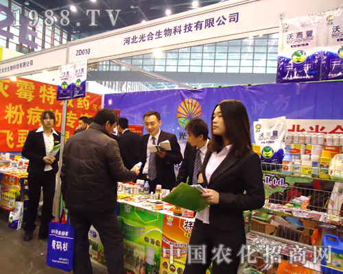 河北光合生物工作人員熱情工作，引多人駐足