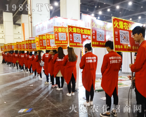     火爆農化招商網在2017年鄭州肥料雙交會上表現(xiàn)突出，贏得參會人員陣陣掌聲！
