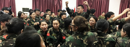 人生路，堅(jiān)持方能成功，困難途中，攜手便是天堂！