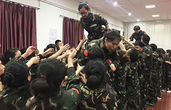 命運(yùn)全在拼擊，奮斗就是希望！火爆人，好樣的！