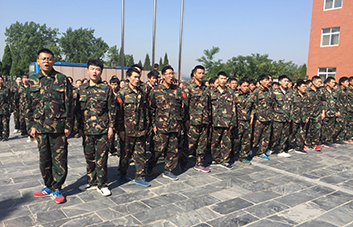 軍訓(xùn)現(xiàn)場，教官逐個(gè)檢查軍姿標(biāo)準(zhǔn)！