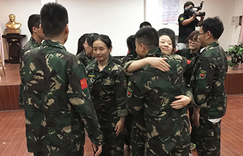 人生不易，要學(xué)會(huì)贊美他人！