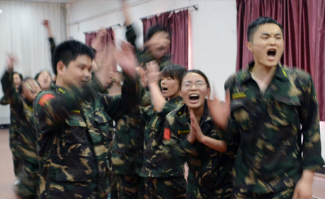 勇者無所畏懼，強(qiáng)者奮勇爭先！